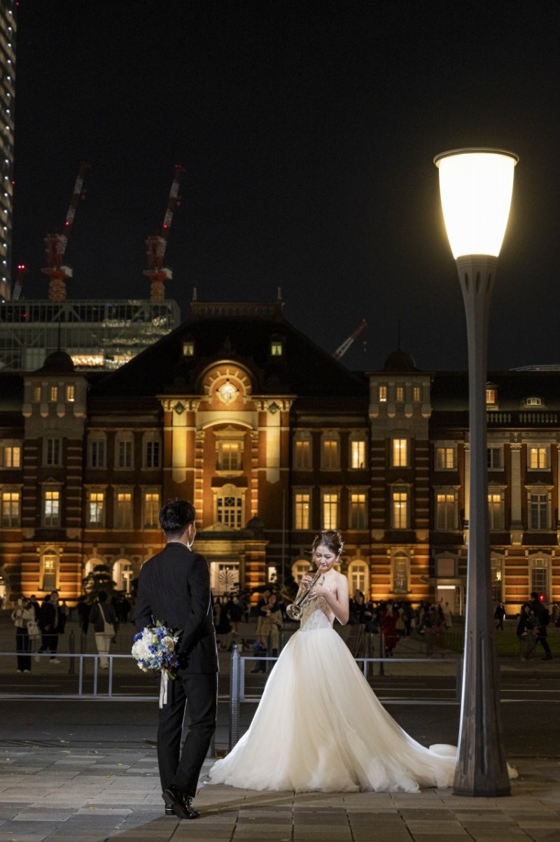 ブーケを後ろに隠してサプライズブーケ…♡