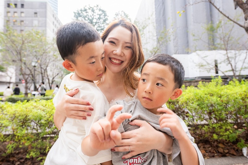 お子さまと過ごす自然体の家族フォト