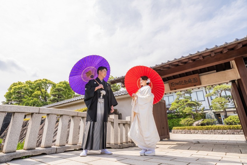 空まで広く取り入れて、和傘が彩る庭園入口で1枚。