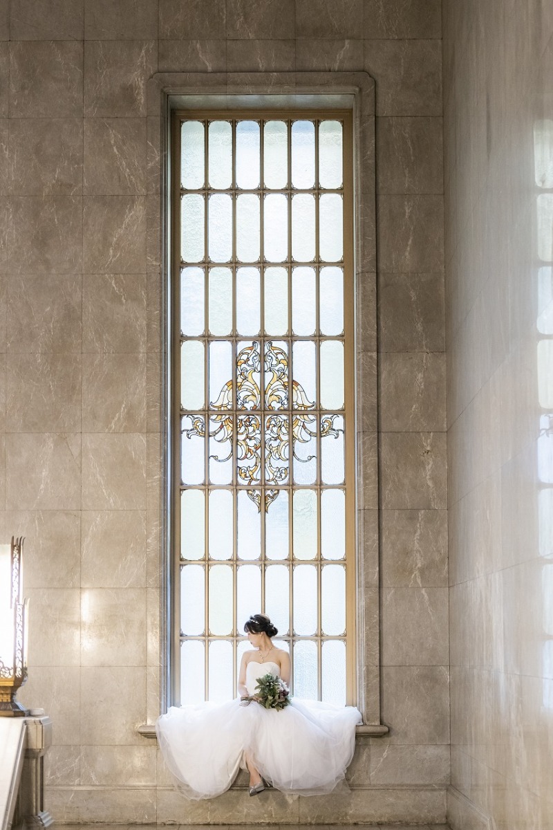 美しいステンドグラスの前で