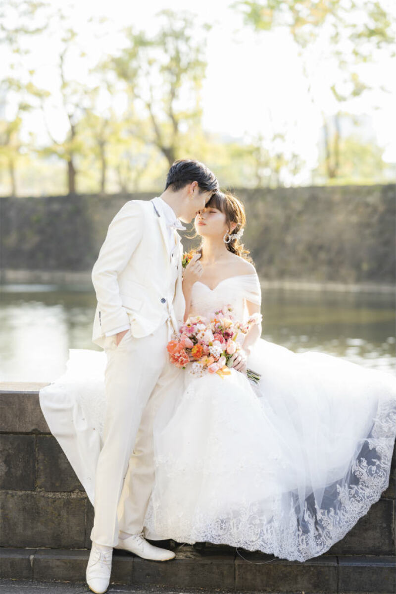 お堀に座っておでここつんショット☆