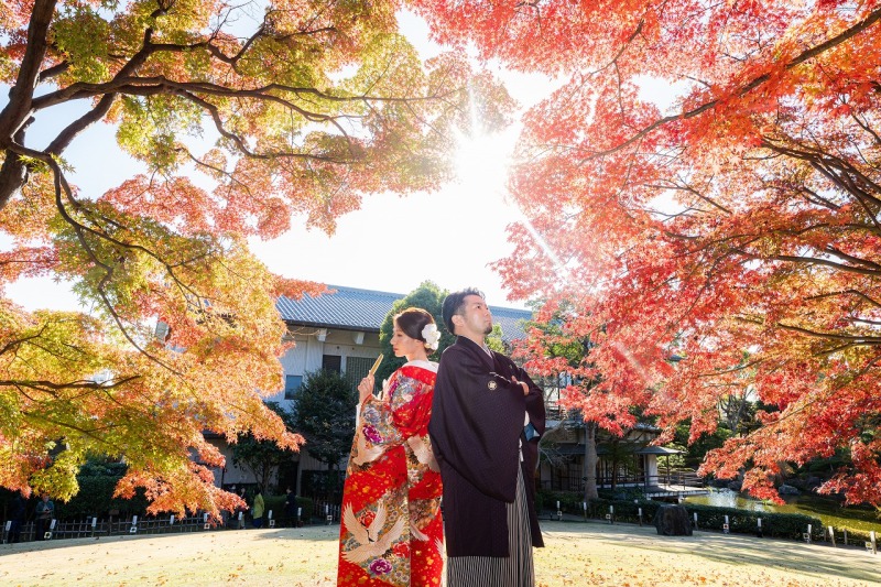 紅葉に包まれた庭園で残す和装のひととき