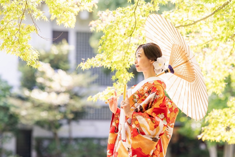 木漏れ日に包まれる庭園での和装撮影