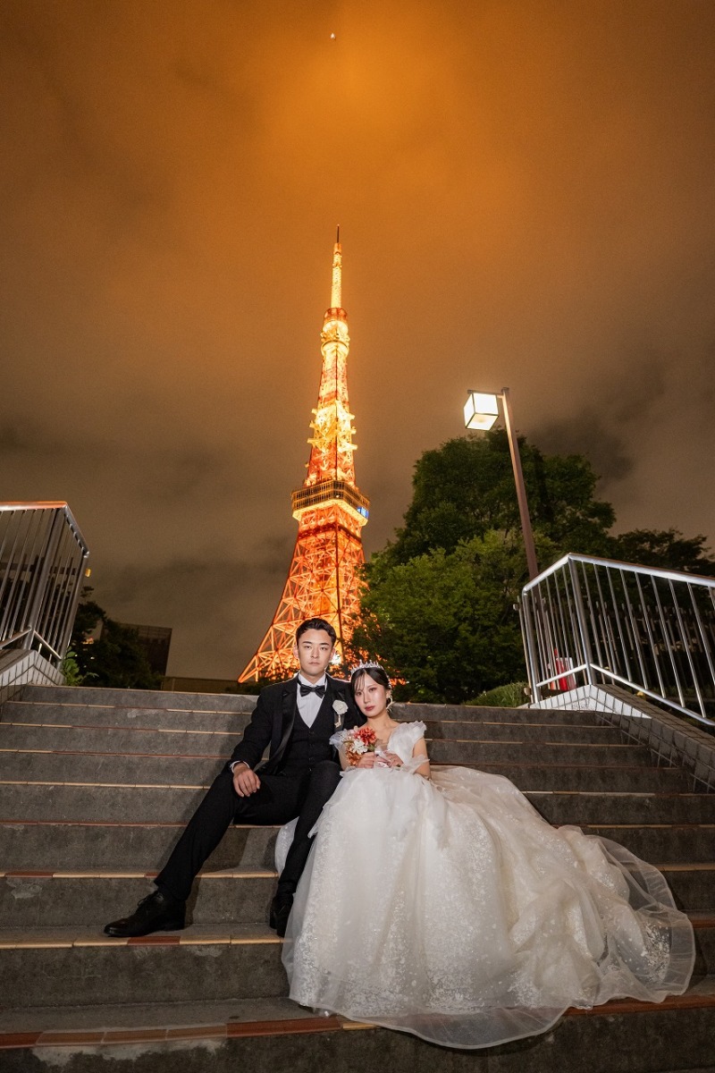 東京タワーを望む、階段で残す特別な夜の記念写真♡