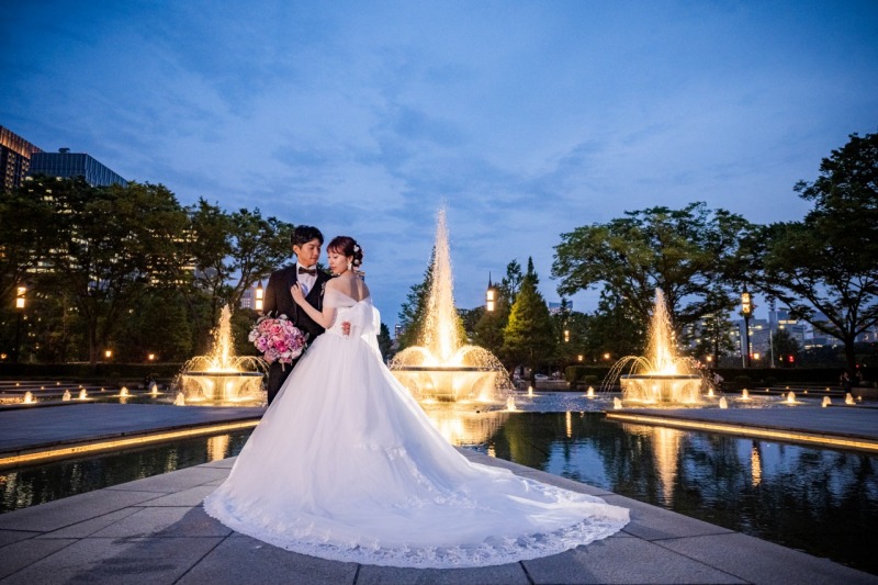 噴水と皇居の緑、そして青い空。