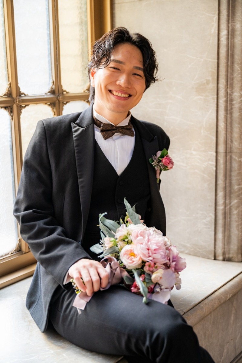 クラシカルな窓辺で見せるご新郎様のやわらかな笑顔
