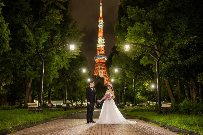 東京タワーと深い緑を一緒に写した夜のロケーション