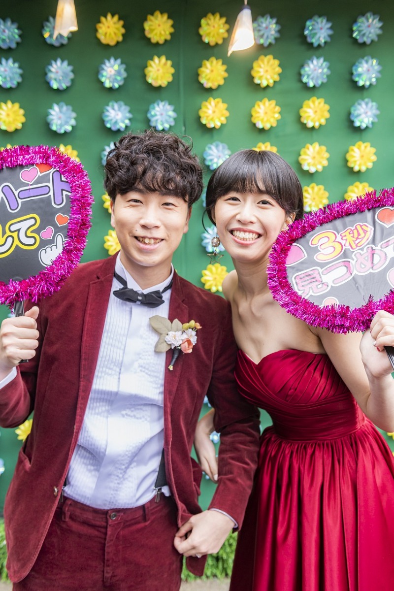 推しうちわで寄り添ったショット！