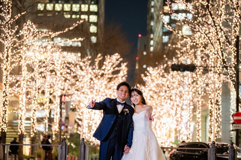 夜景とイルミネーションに包まれた記念撮影