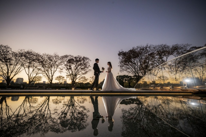 和田倉門噴水公園にてグラデーションのお空と一緒に