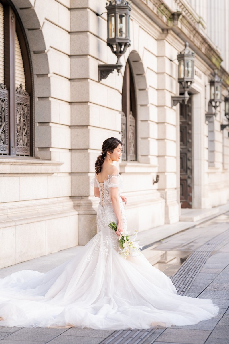 安田生命ビルに差し込む西日でご新婦様ソロショット
