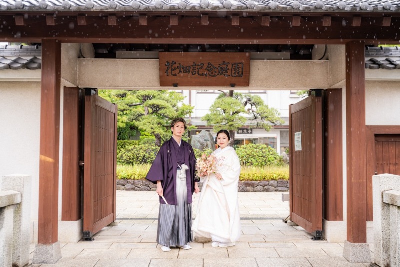 庭園の立派な門と共に