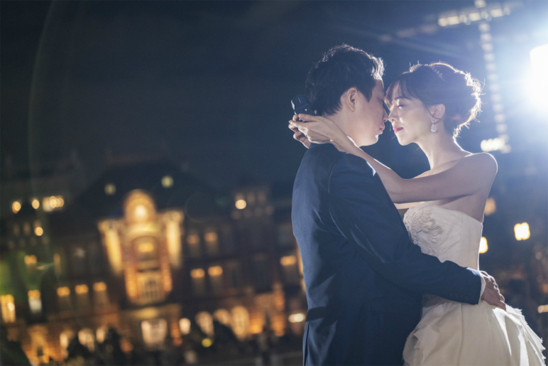 東京駅前でハグショット♪