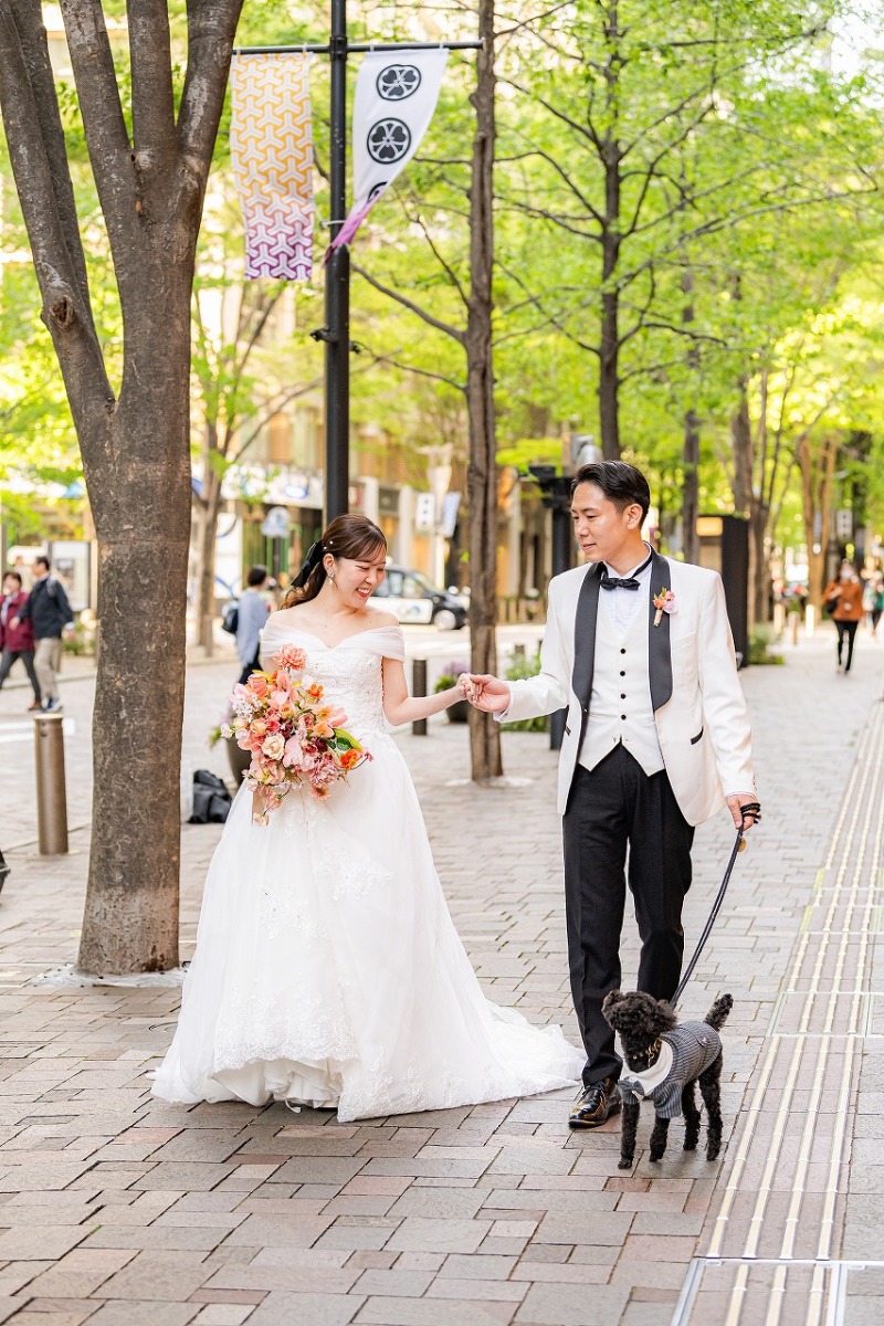 愛犬と歩く新緑の丸の内で自然な笑顔を残して
