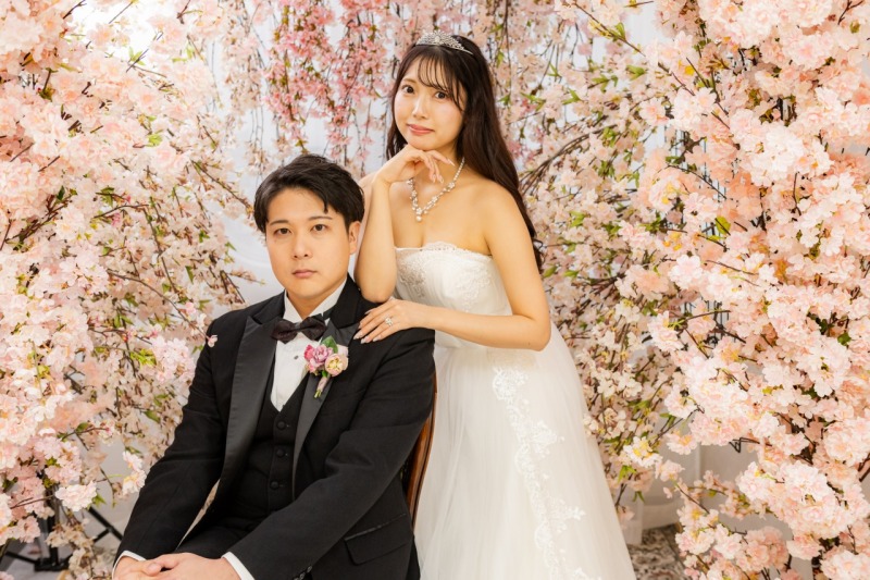 満開の桜に囲まれて楽しむ春色のウェディングフォト