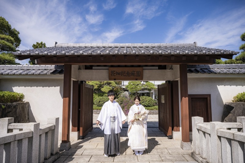 門の前で晴れやかに！