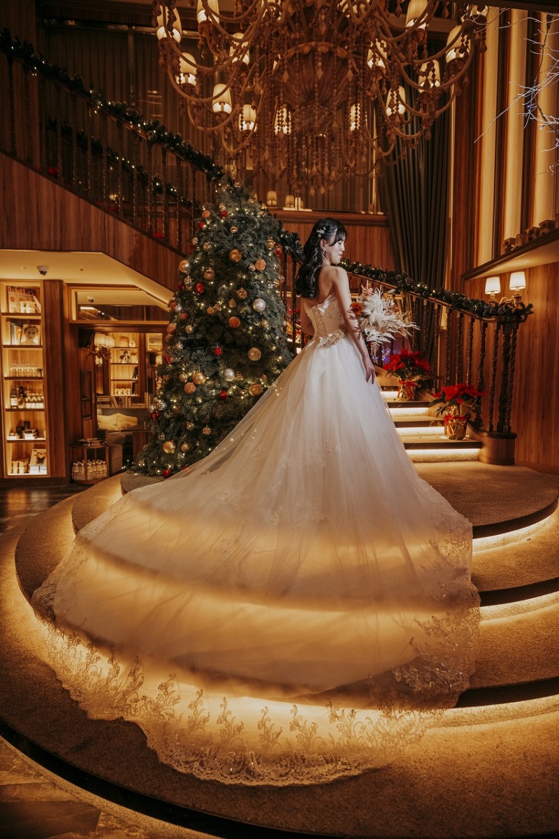 クリスマス装飾に包まれたラウンジでの一枚