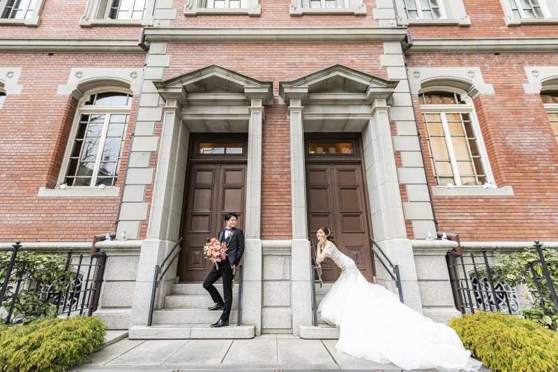 三菱一号館美術館前で