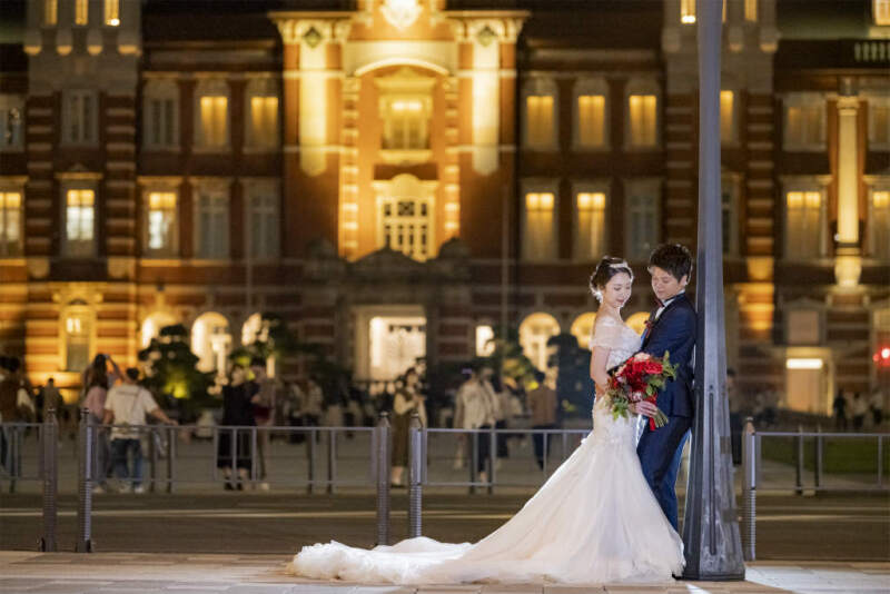東京駅をバックに