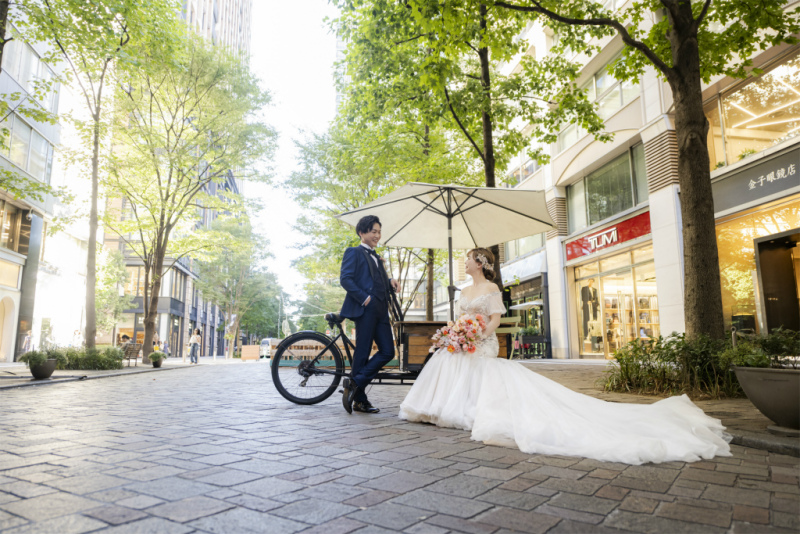 仲通りの緑と光の中で見つめ合う