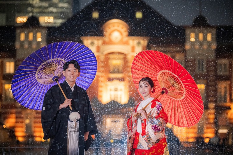 雨の中、夜に映える色味の番傘を用いて撮影