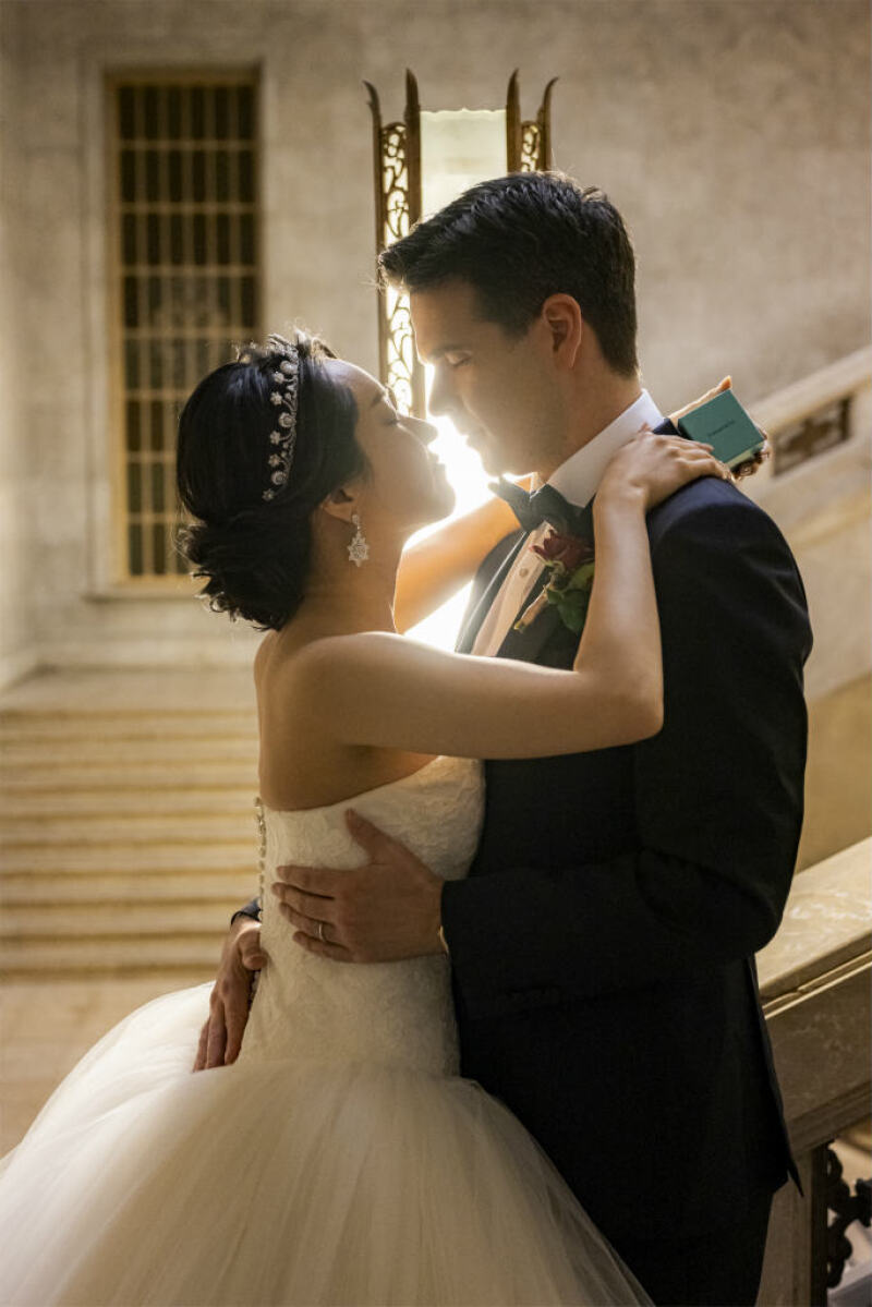 国立博物館でロマンチックなハグショット