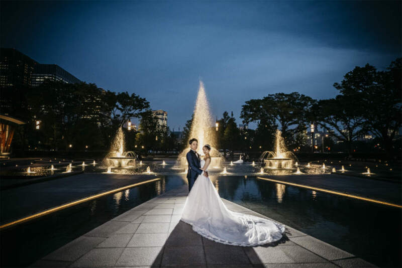 輝く噴水に照らされる華やかなショット!