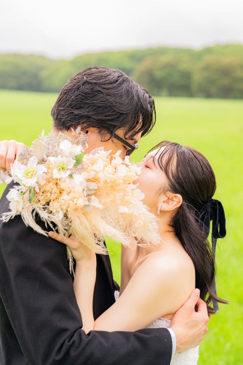 お気に入りの花々に隠れて交わす、ふたりだけのキス