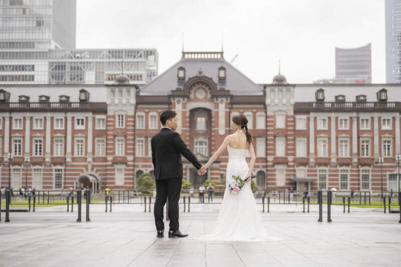 東京駅前で手を繋いだセンターショット！