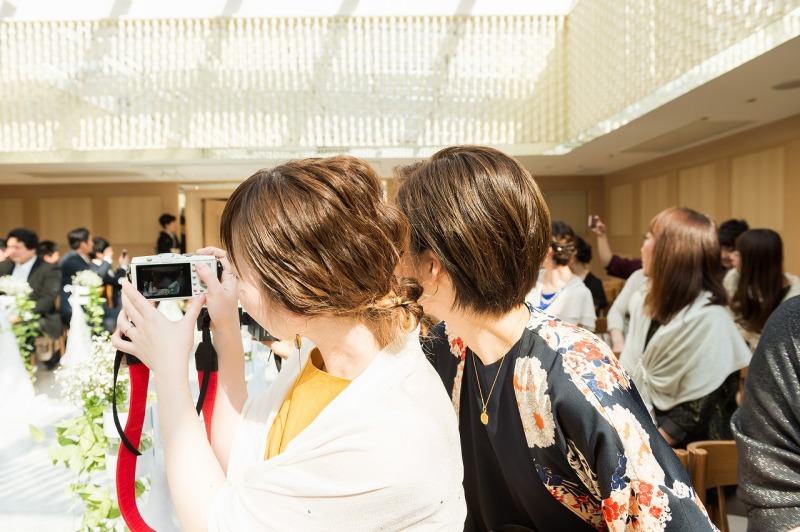 お二人の入場を待つご参列者様