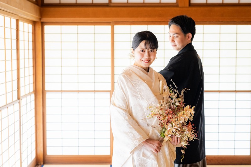 白無垢とブーケが映える、やさしい光のポートレート