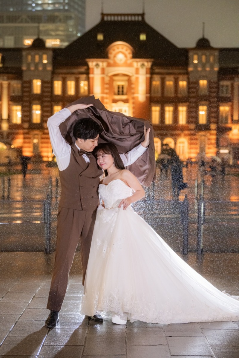 ジャケットで雨除けショット