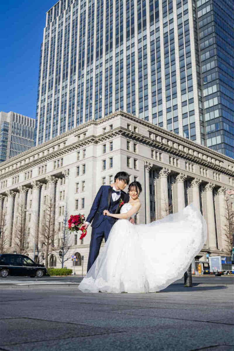 安田生命ビルを背にドレスをファサっと!