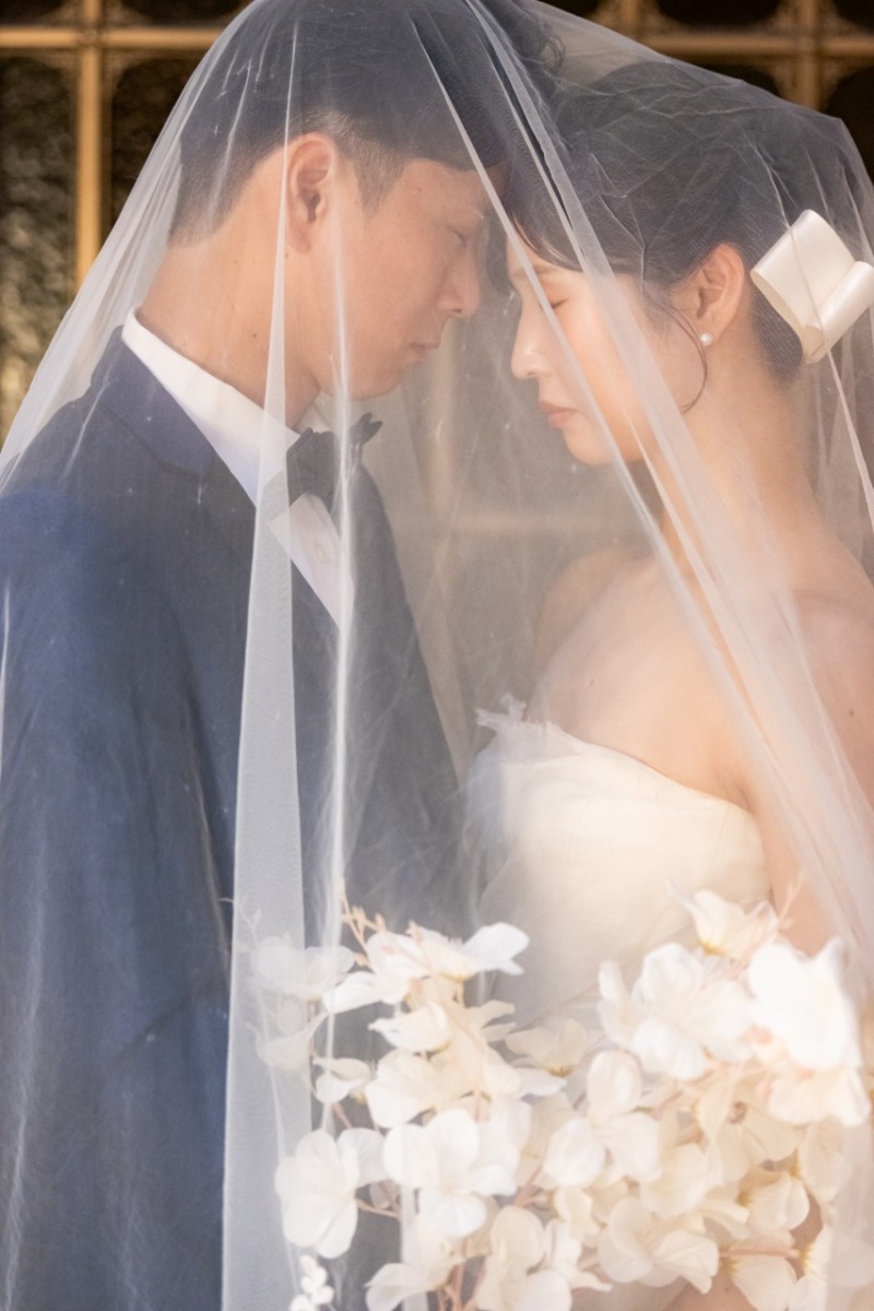 ベールに包まれながら撮影をして印象的な一枚に..