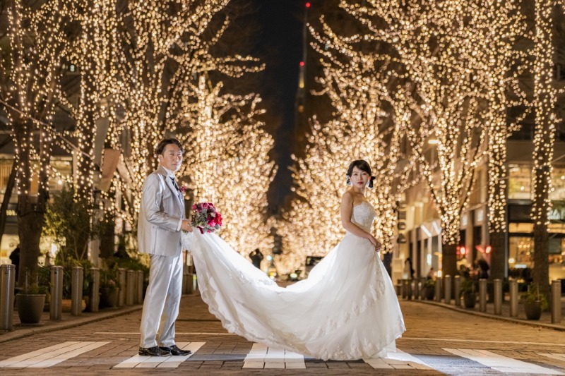 光あふれる丸の内での街並みとドレスの美しい広がり
