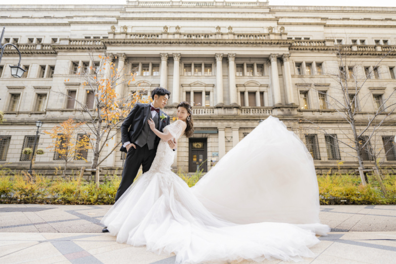 日本銀行の前で