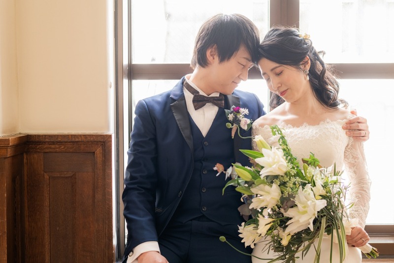 母校の光に包まれた窓辺でそっと寄り添うおふたり♡