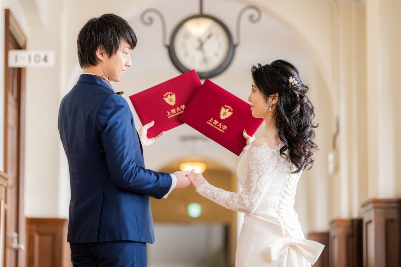 母校でふたり揃って思い出の卒業証書を手にして撮影