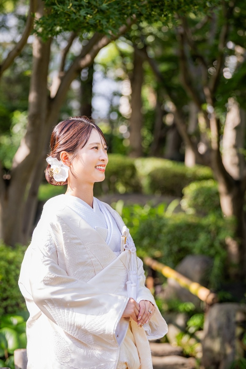 やわらかな木漏れ日の中で輝く、ご新婦様の輝く笑顔