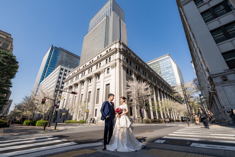 歴史ある街並みを背景に、桜を楽しむ日本橋フォト。