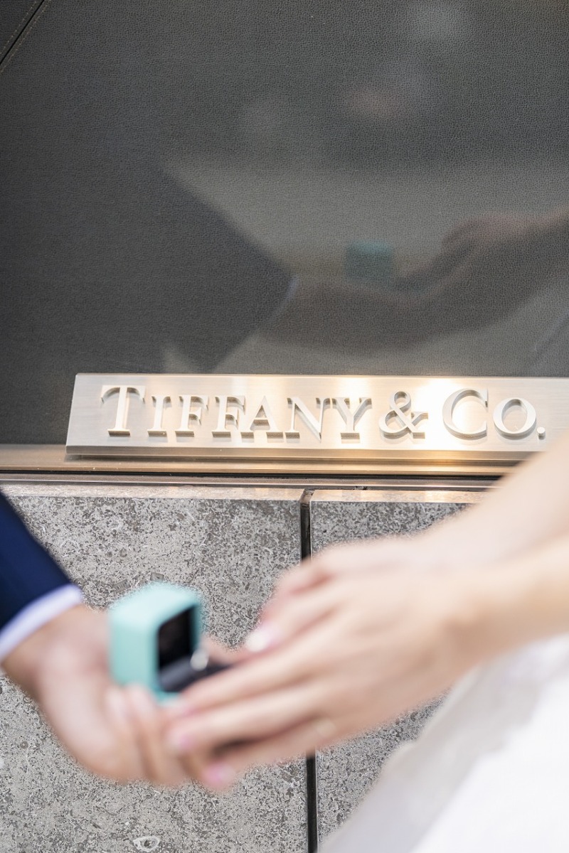ティファニーリングに手を添えて♡