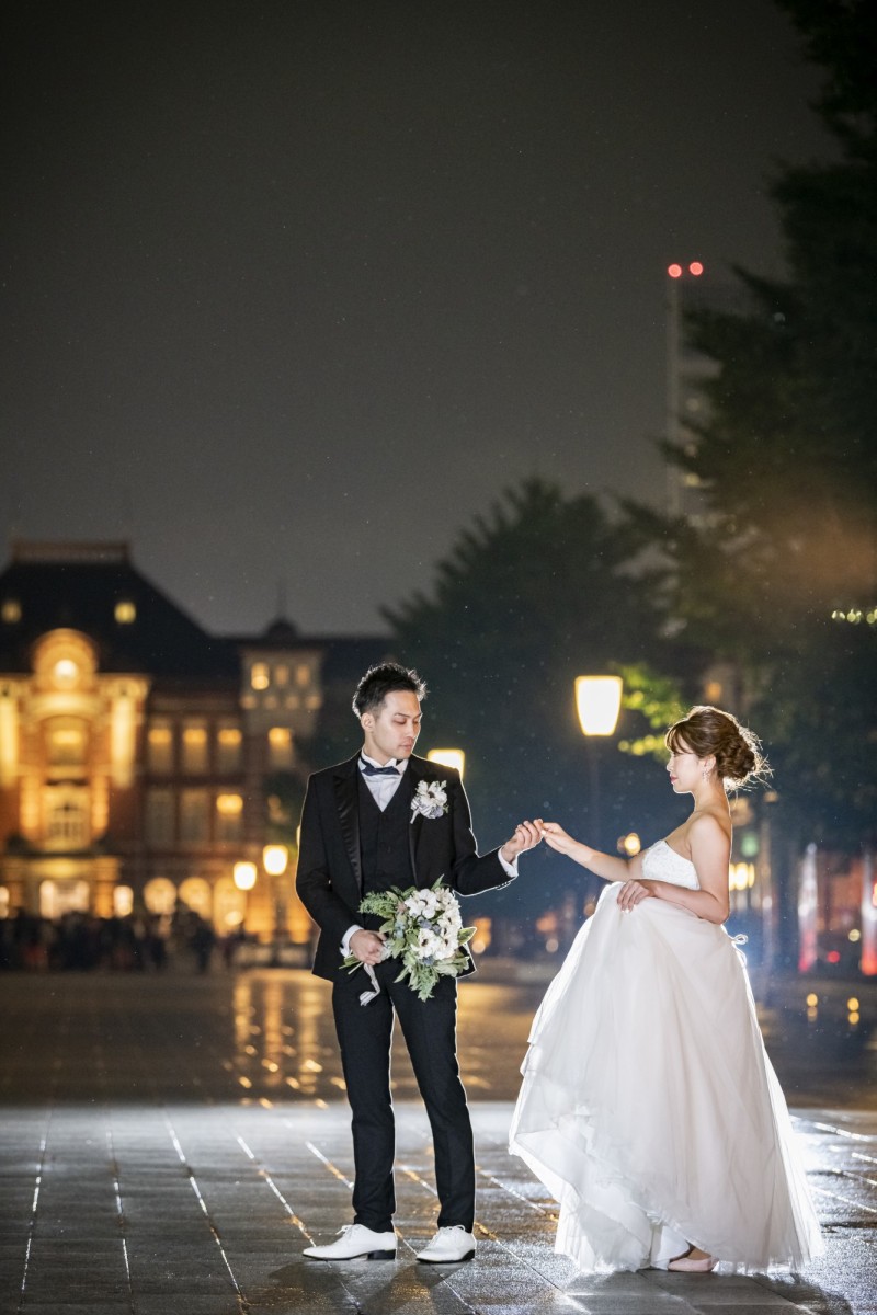 東京駅バックに歩きショット☆