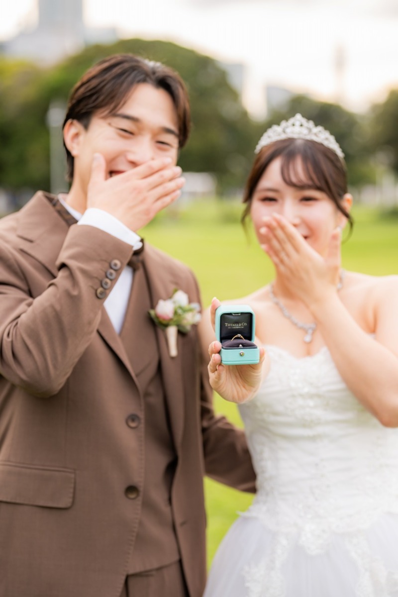 おふたりの笑顔と指輪に思い出を重ねたワンシーン♡