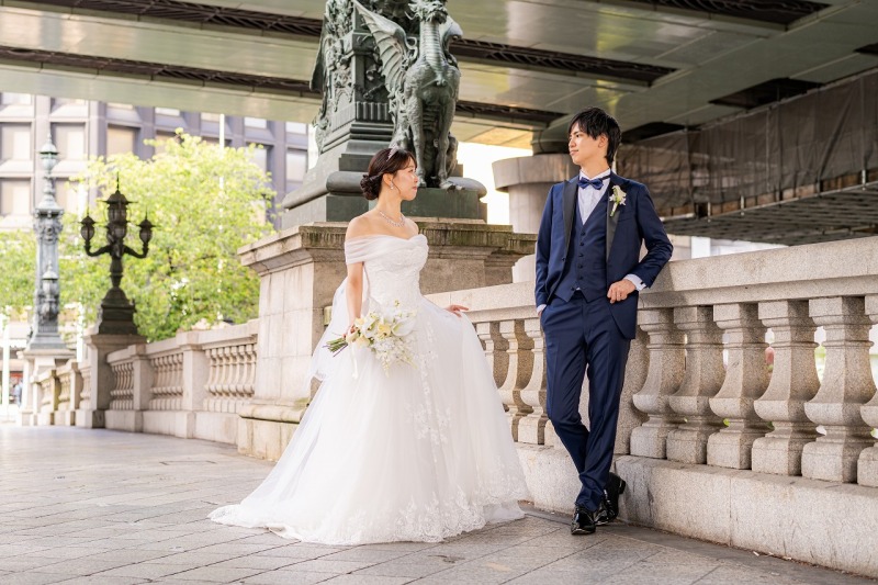 都会らしさと歴史が調和する、麒麟像が見守るなかで