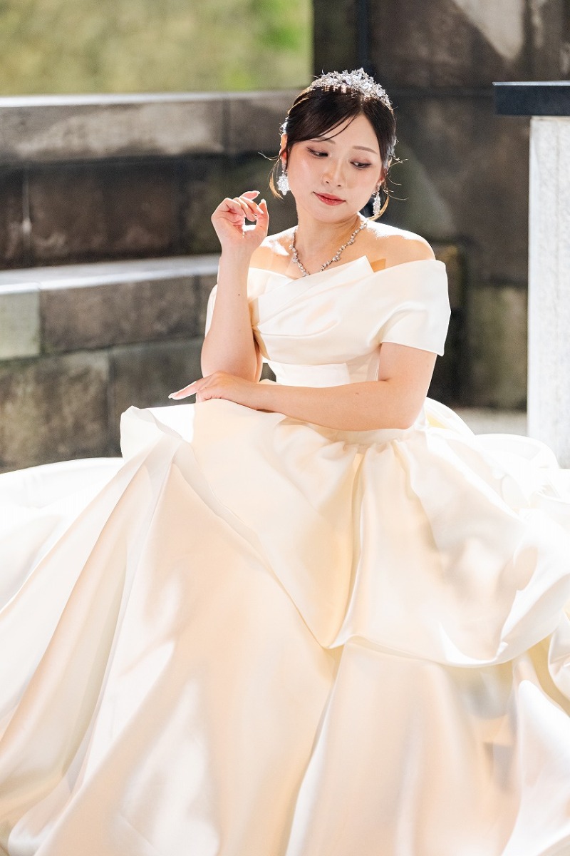 ドレスをふんわり広げて残す上品な座りショット