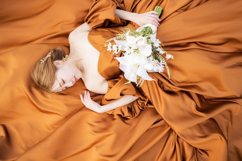 ドレスに埋まる寝ころびショット♪