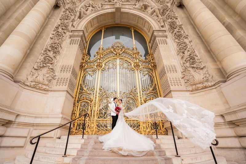 パリの美術館の前で