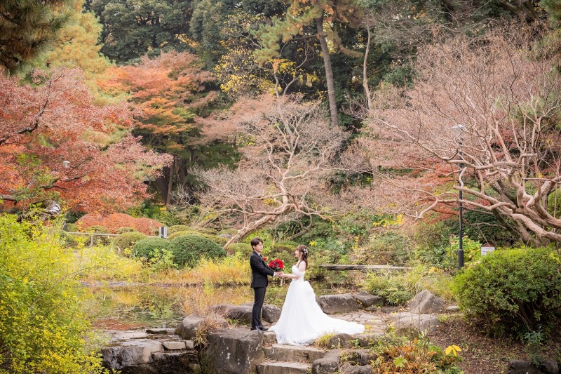 紅葉に彩られた公園で見つめ合うひととき