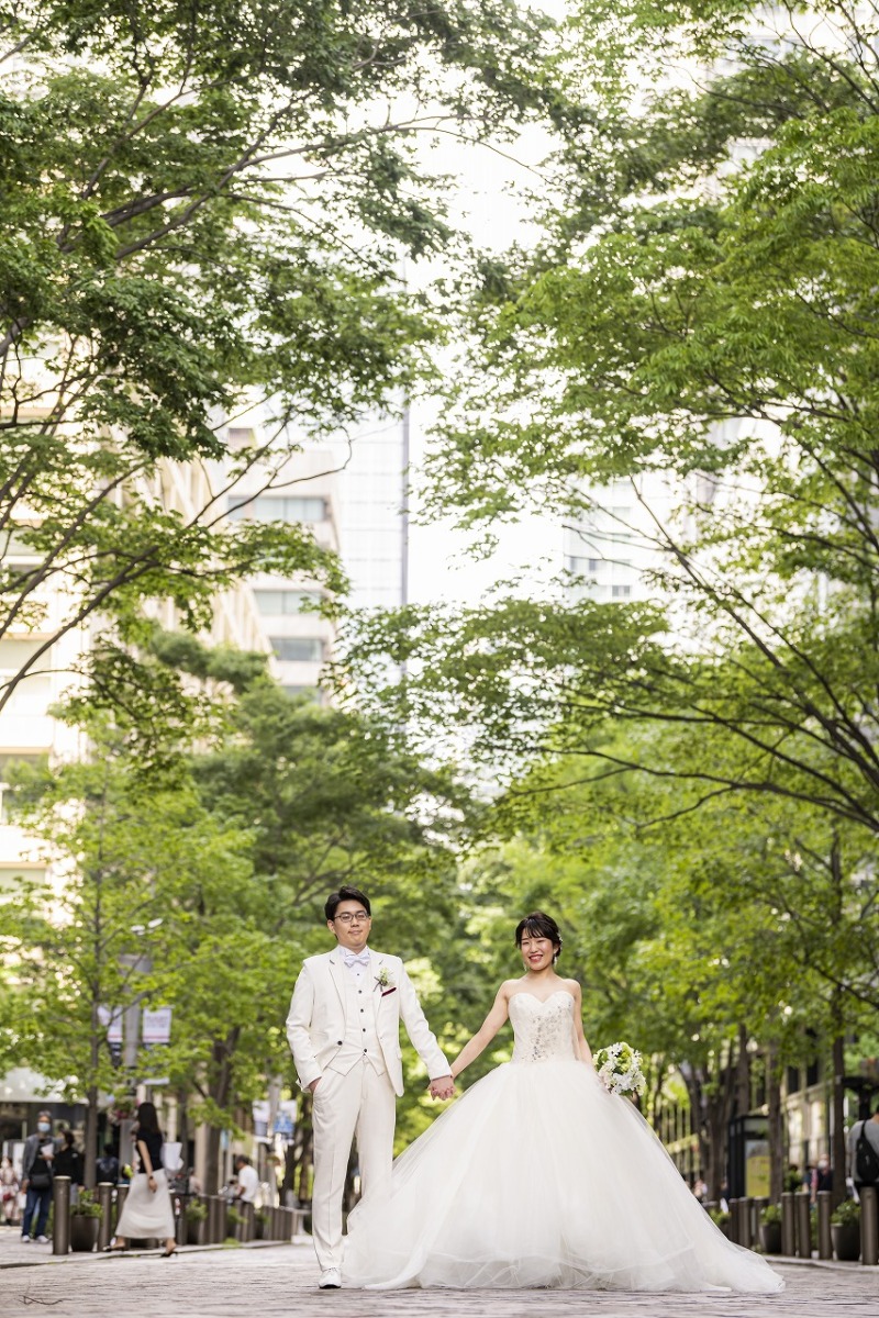 新緑の丸の内仲通りで♪