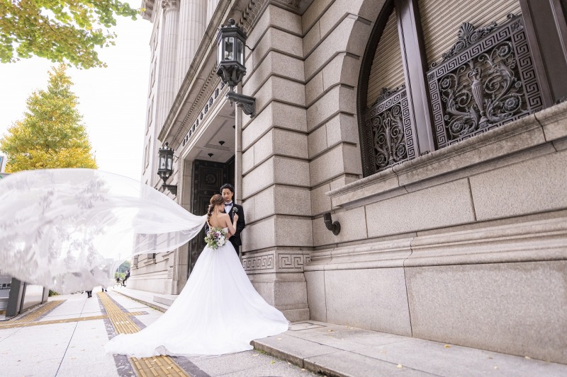 明治安田生命ビル前で